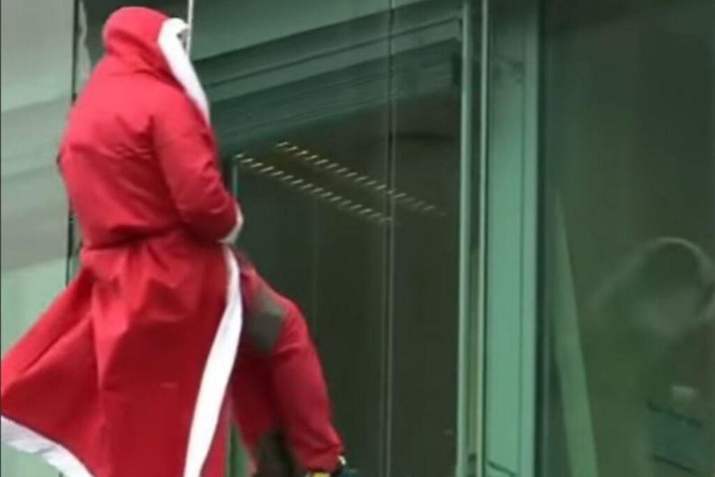 Papai Noel descendo de rapel em hospital