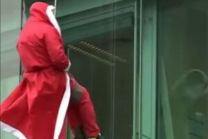 Papai Noel descendo de rapel em hospital