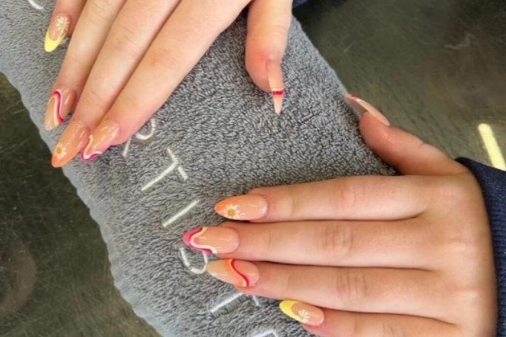 A menina colocou as unhas postiças com a permissão da mãe