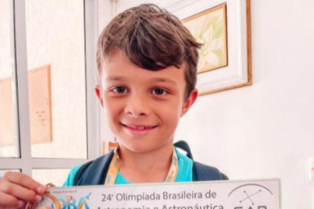 Filho de Juliano Cazarré ganha olimpíadas de astronomia