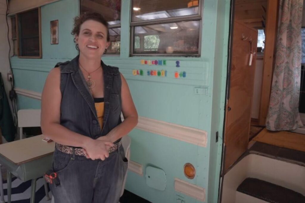 Mulher transforma ônibus antigo em casa