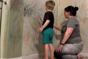 A mãe disse que é uma forma de arte desenhar na parede