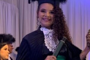 Emylla levou um abacaxi para a graduação!
