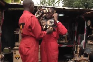 David Gathua e Moses Kinua afirmaram que a máquina funciona de acordo com o que você pensa