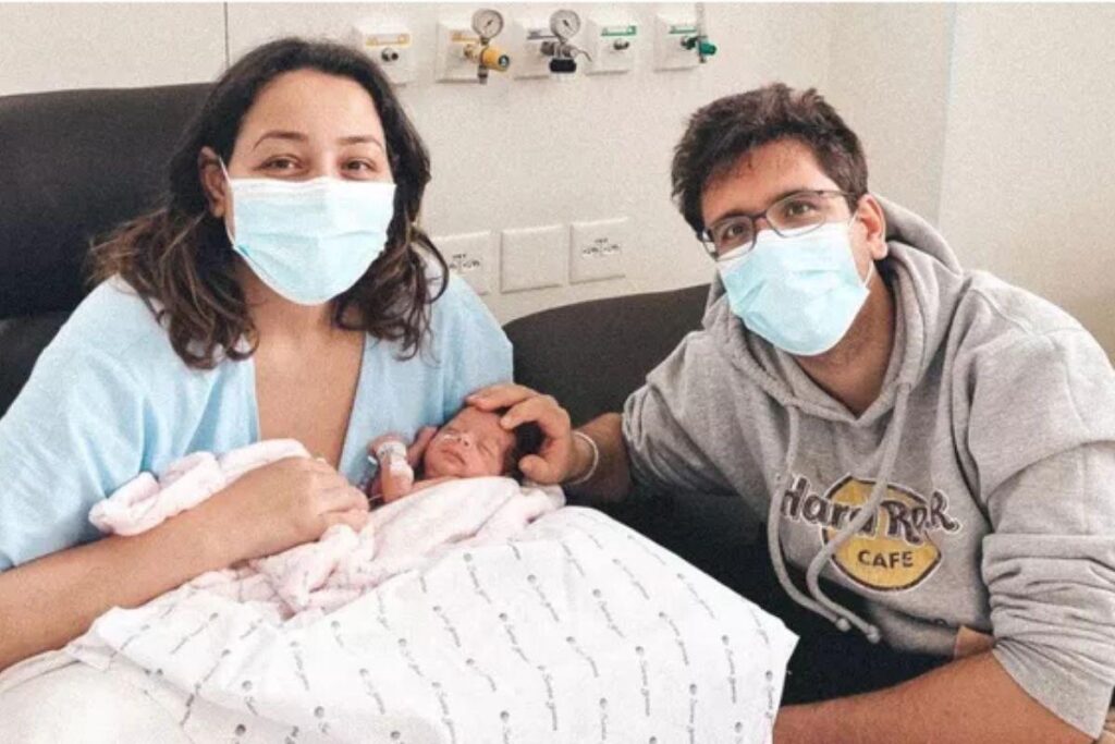 Camila Monteiro comemora sucesso na cirurgia da filha
