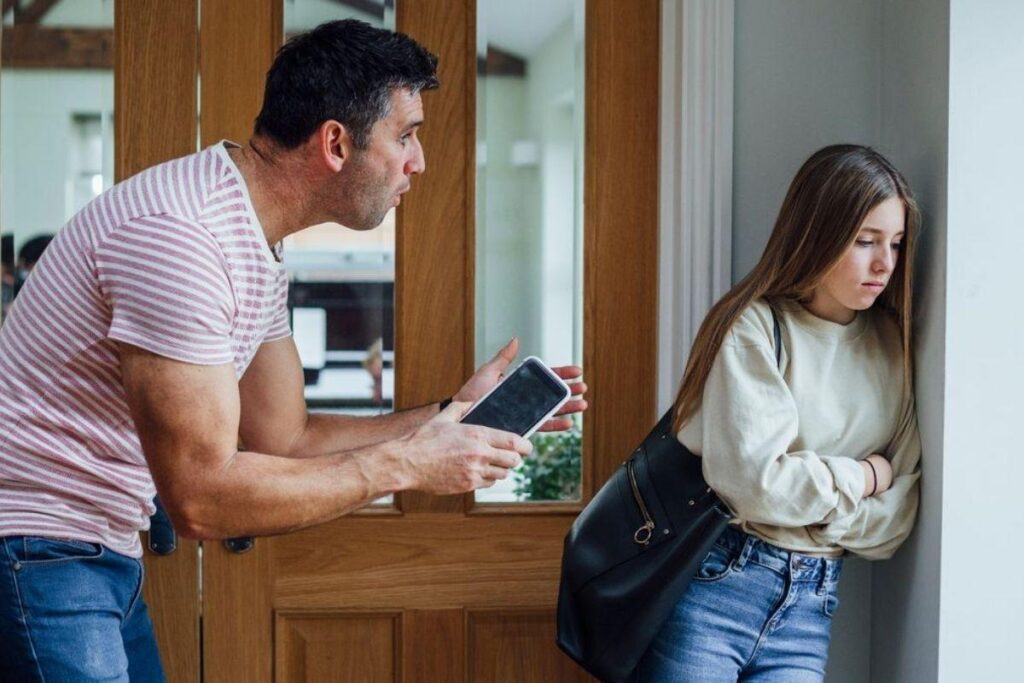 Liam acredita que os filhos devem ser monitorados o tempo todo e a mãe discorda