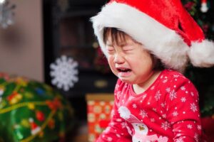 Mãe alerta pais sobre decoração de Natal que levou filha para hospital