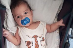 A mãe está preocupada pelo filho não poder tomar a pentavelente ainda