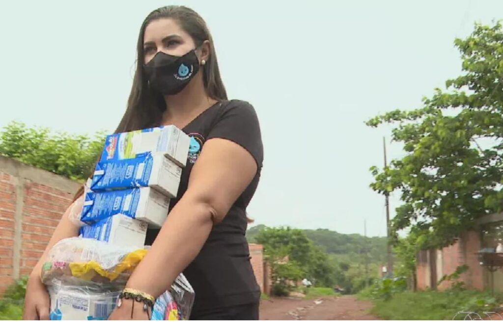 Juliete doa cerca de 150 cestas básicas através de seu projeto