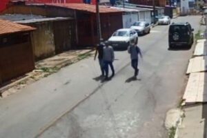Momento em que os meninos entram na casa do pai