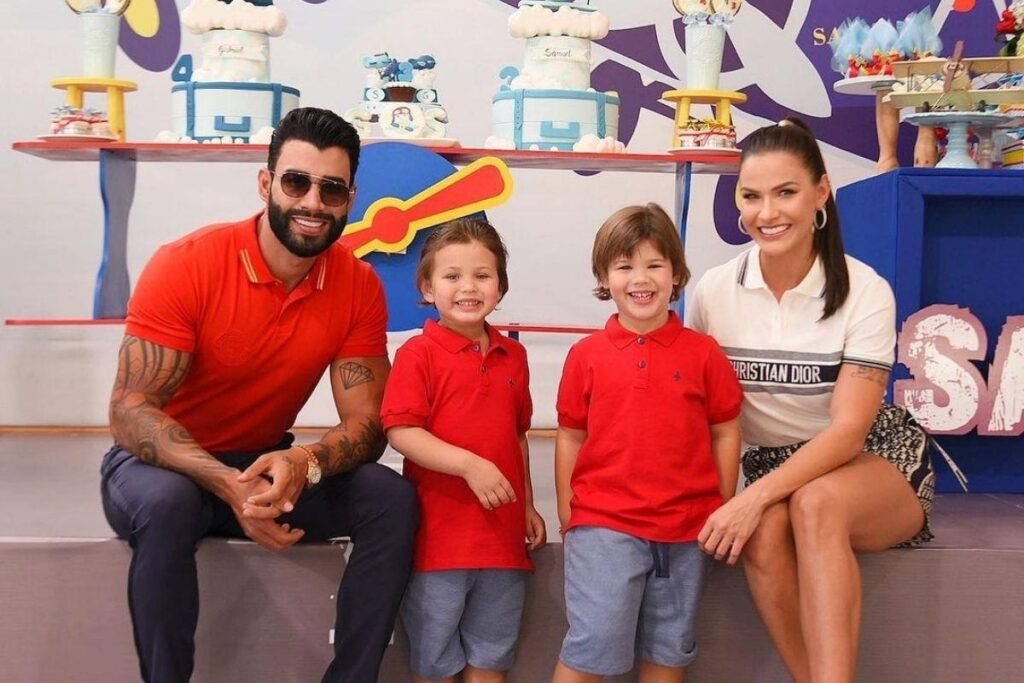 Andressa Suita mostrou os garotos se divertindo com o piano
