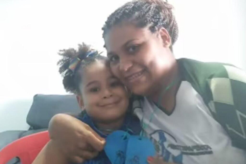 Mãe decide mudar de profissão após dar aulas para a filha na pandemia