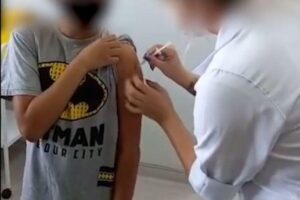 A mulher fingiu aplicar a vacina no menino