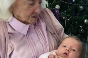 A mulher de 100 anos conheceu a tataraneta