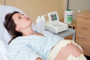 A mulher chegou a ficar 4 horas sozinha na sala