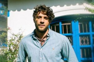Chay reunido com a família para a primeira aula de natação de Maria