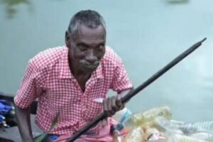Idoso recicla lixo do rio