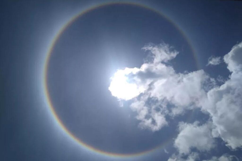 Halo solar visto entre prédios no Recife