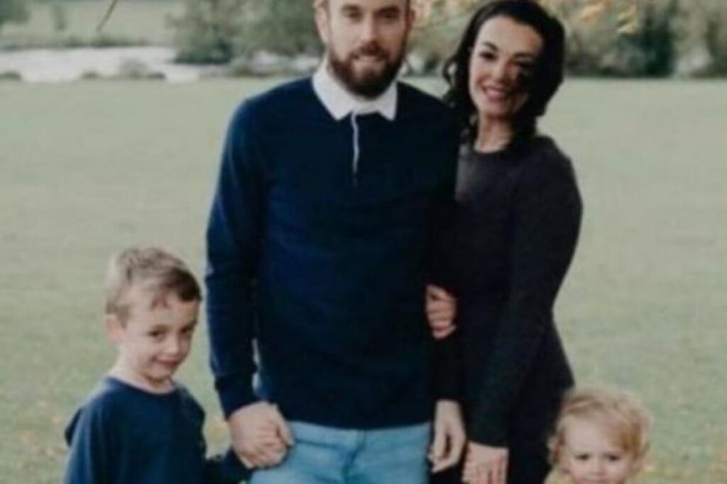Andrew Watts junto com os filhos, Jack e Joshua, após liberação do hospital