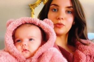 A mãe não se importa com os barulhos perto da filha