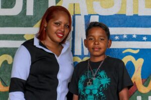 Alícia teve a ajuda de duas ONG´s para levar o filho adolescente ao Brasil
