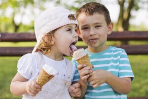 A mãe acredita que a amiga esteja envenenando os filhos com a comida