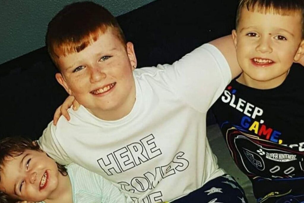 Os meninos comemoram o aniversário com a chegada da irmã mais nova