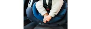 Mãe divide opiniões ao perguntar se é normal deixar um bebê dentro do carro sozinho