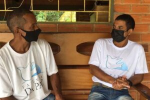 Marcos e Italo realizam diversas atividades oferecidas pelo Centro para manterem a mente e o corpo ocupados durante o período de tratamento