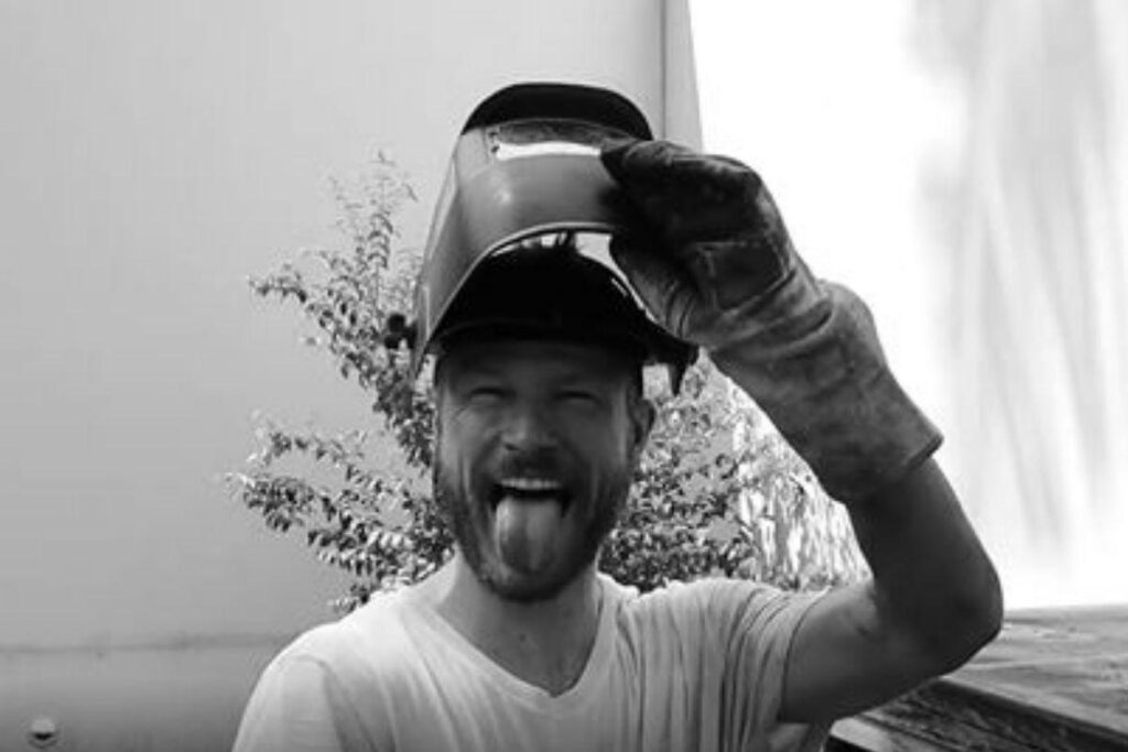 Rodrigo Hilbert construiu uma montanha russa para os filhos no quintal de casa