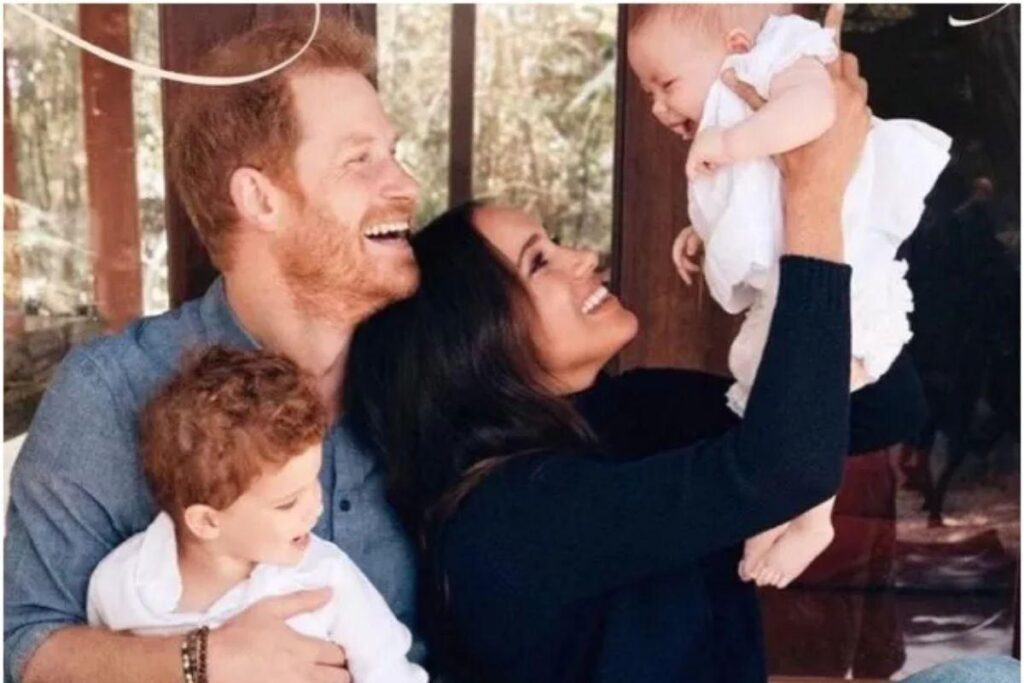 Meghan e Harry segurando Archie