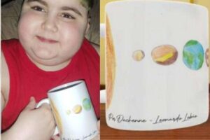 A mãe do menino ajuda a vender as canecas dos desenhos dele