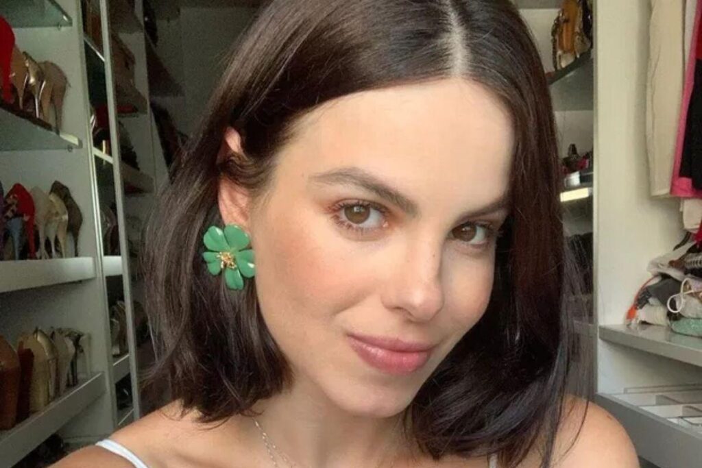 Sthafany Brito mostra filho conhecendo a neve