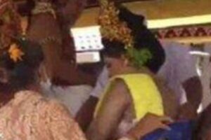 A noiva se casou com uma adaga como parte da tradição