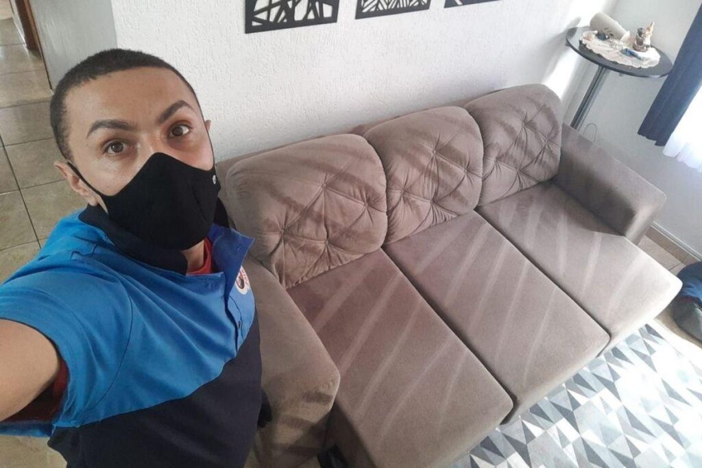 Daniel mostrou um “antes X depois” de um sofá com seus serviços