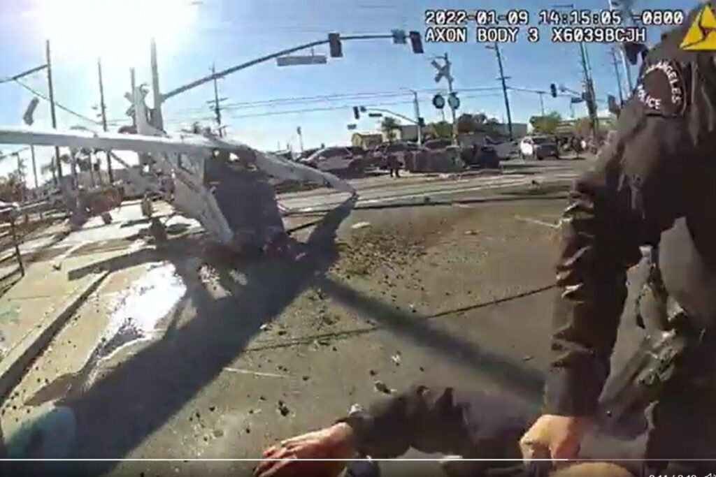 O piloto foi resgatado pelos oficiais de Los Angeles segundos antes de um trem atingir a aeronave