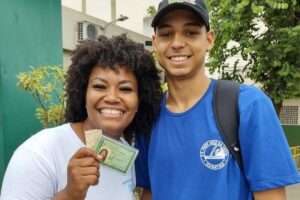 O jovem publicou essa foto no Facebook para encontrar Ana Carolina