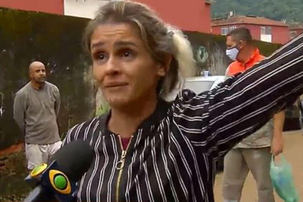 A mãe ficou procurando a filha com uma enxada após as chuvas em Petrópolis