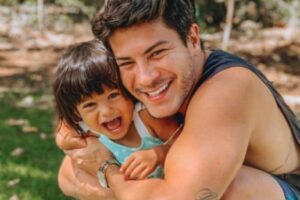 Equipe de Arthur Aguiar se pronuncia após ataques sobre aparência da filha do artista na internet