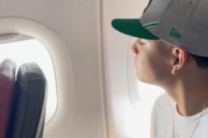 Mãe manda marmita para o filho comer no avião