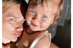 Giovanna Ewbank mostra Zyan usando galochas amarelas e seguidores comparam ele com personagem famoso
