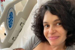 Primeira foto de Maria Flor com o filho Vicente e o marido Emanuel Aragão