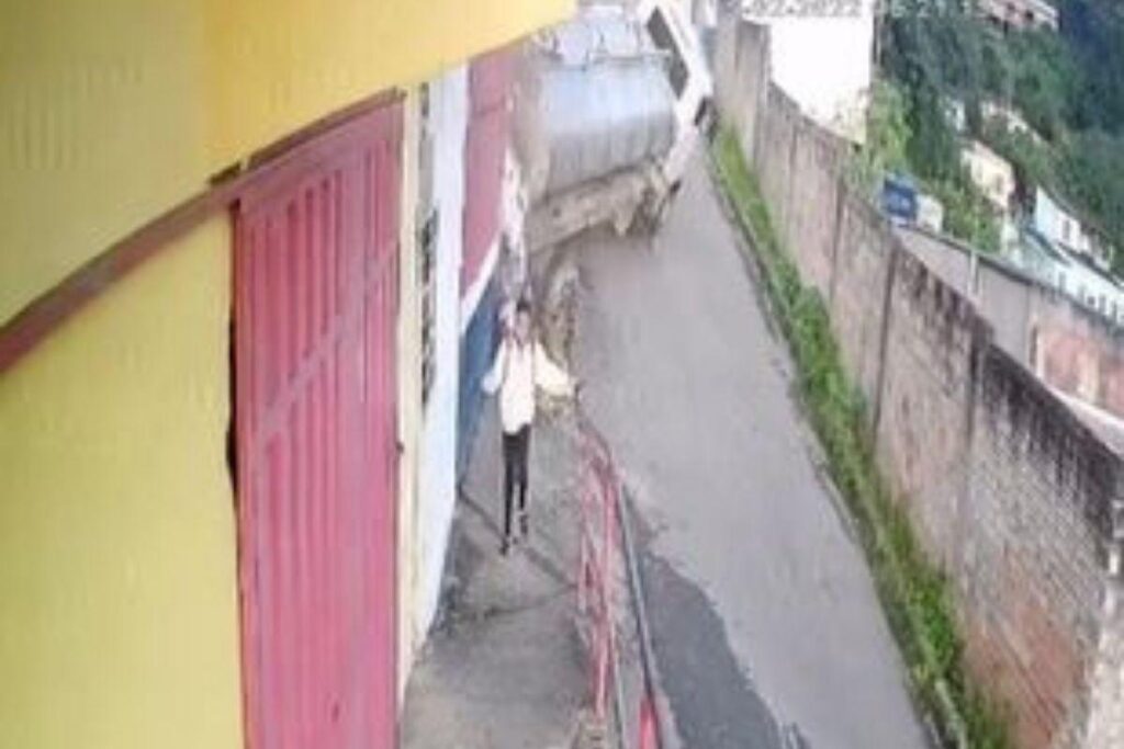 O caminhão quase atingiu a criança e deixou um rastro de destruição
