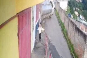 O caminhão quase atingiu a criança e deixou um rastro de destruição