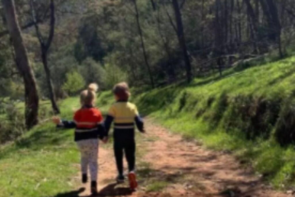 Mãe tira foto dos filhos ao lado de cobra venenosa sem perceber
