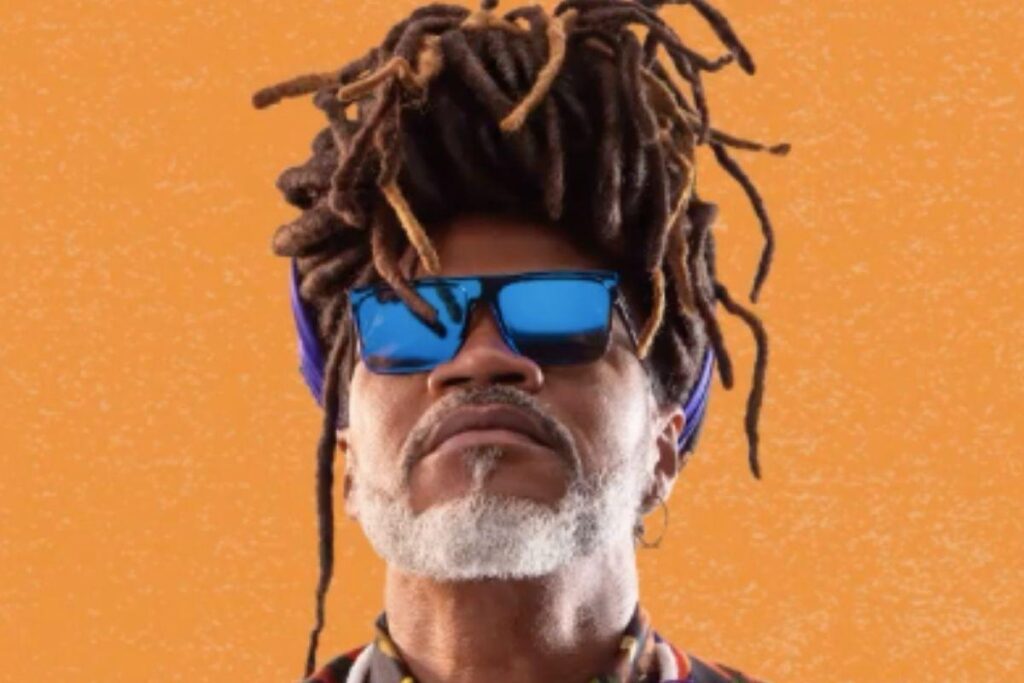 Carlinhos Brown ao lado da esposa, Danielle Barvanelle, e quatro filhos