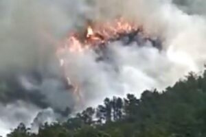 O avião que caiu na China pegou fogo após a queda de deixou destroços no chão