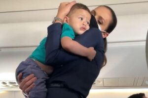 A comissária de bordo acalmou o bebê e fez ele dormir durante o voo