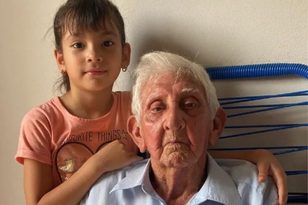 Idoso acompanha bisneta todos os na escola