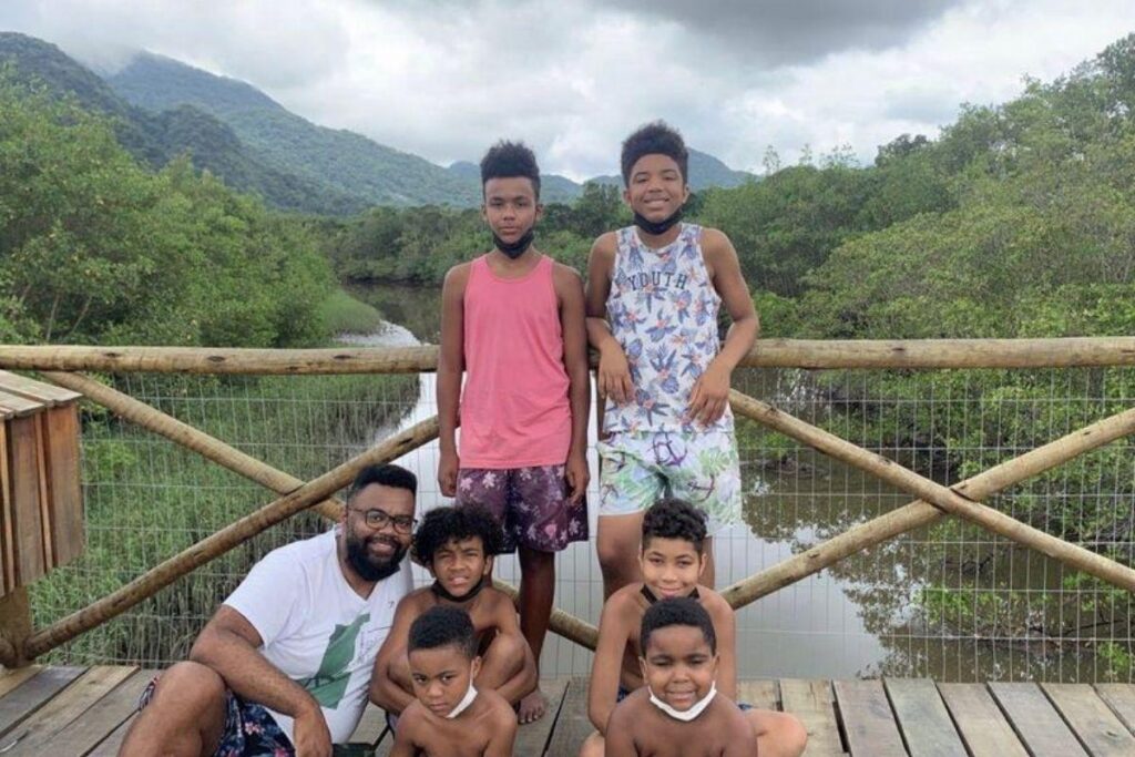 Na primeira foto, Francisco posa ao lado de Gabriel, adotado aos 11 anos e hoje prestes a completar 14. Na segunda, o jornalista está ao lado de Victor, seu primeiro filho